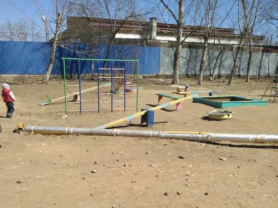 Ресурсники три года не могут убрать трубу с детской площадки в Чите