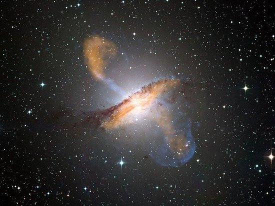 Астрономы обнаружили самую большую черную дыру во вселенной