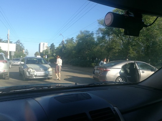 Движение затруднено на Новобульварной в Чите из-за аварии - очевидец