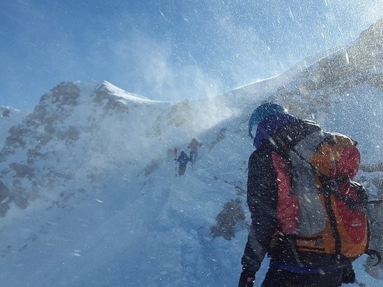 Спасатели эвакуировали троих альпинистов с Эльбруса в Кабардино-Балкарии