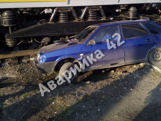 Автомобиль въехал в поезд и затруднил движение в Ленинске-Кузнецком