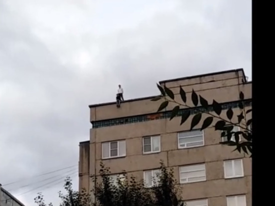 На Карбышева два подростка сидели на крыше многоэтажки