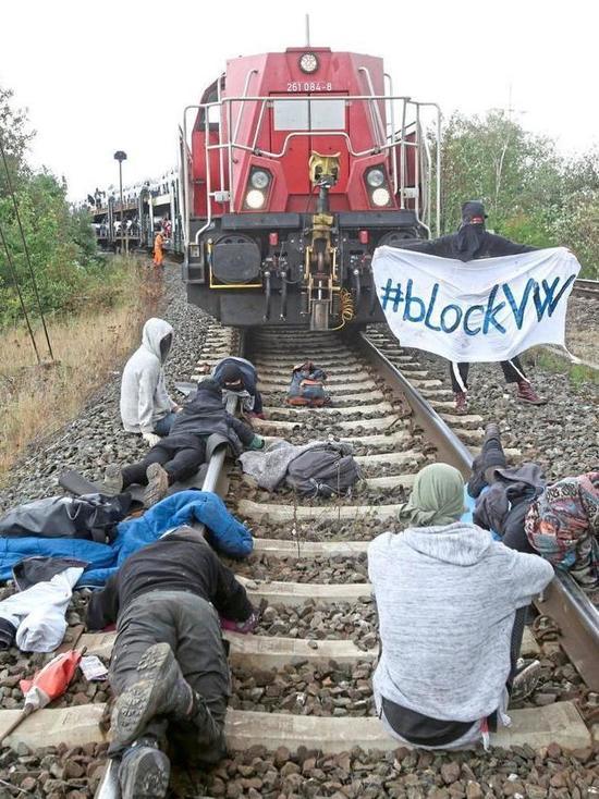 Вольфсбург: Климатические активисты останавливают поезд