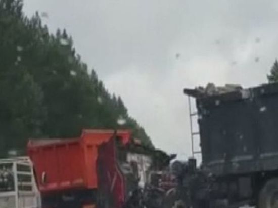 Под Иркутском на Александровском тракте столкнулись два грузовика