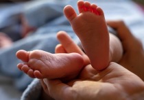 Первая мера – ежемесячная выплата в связи с рождением или усыновлением первого ребенка