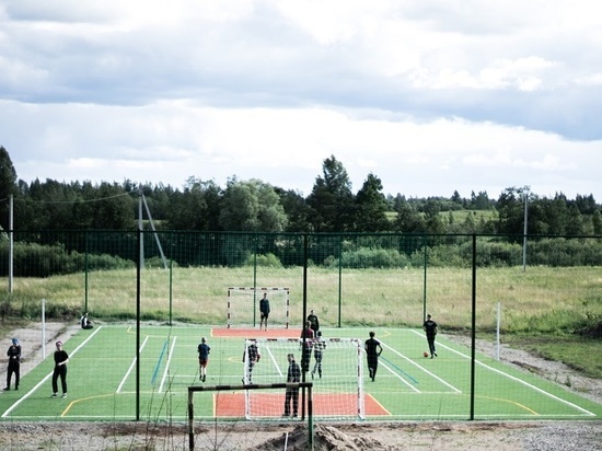 Международный фонд UEFA поддержал постройку детского футбольного поля в Псковской области