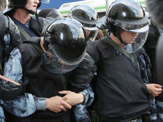 Кремль пообещал разобраться с переломом ноги у задержанного москвича
