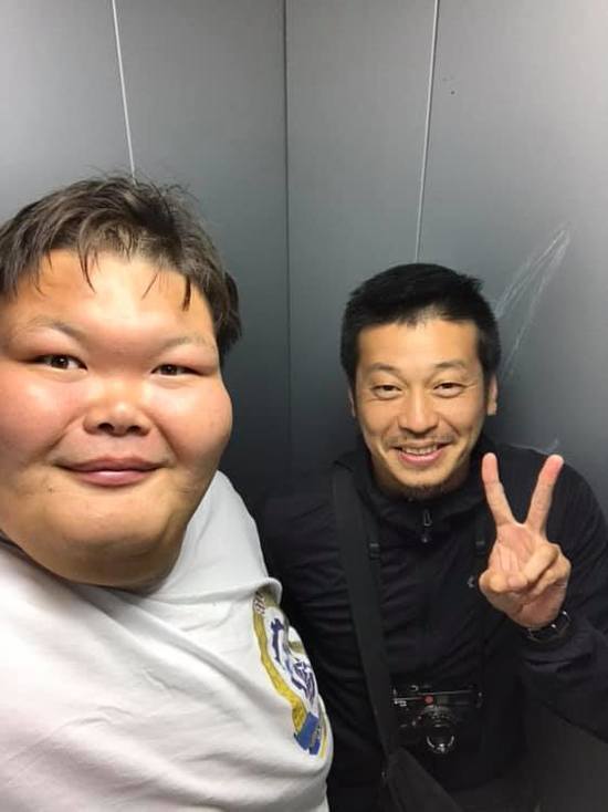 Сумоист Анатолий Михаханов с фотографом из Японии застряли в лифте в Улан-Удэ