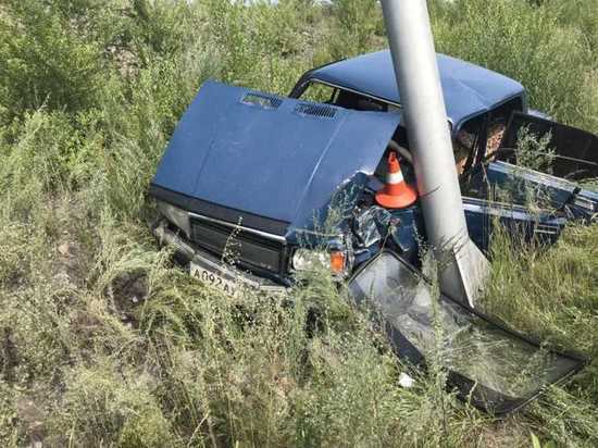 В Хакасии водитель Жигулей врезался в  две иномарки, а потом в электроопору