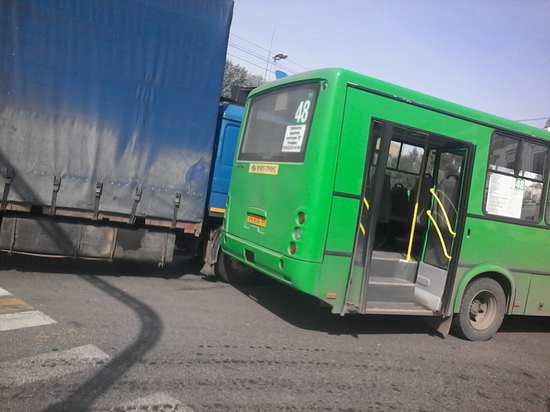 В Екатеринбурге грузовик протаранил автобус маршрута №48