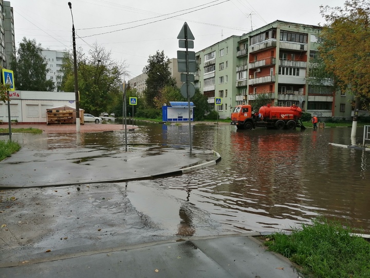 Дождь в твери сегодня. Дождь Тверь. Потоп после дождя в Конаково. Октябрьский проспект Тверь потоп.