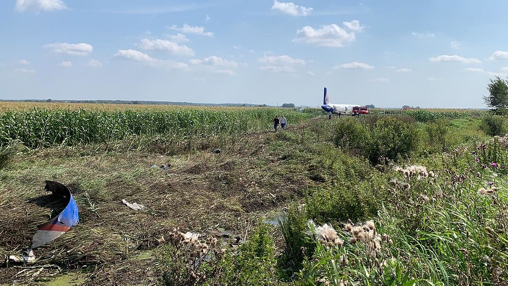 В результате аварийной посадки самолет усеял поле деталями фюзеляжа: фоторепортаж