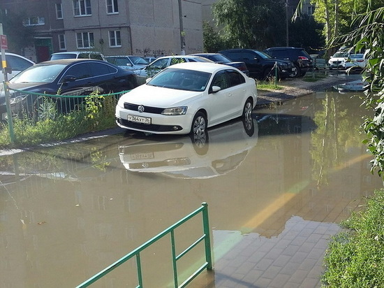На улице Лизюкова в Воронеже затопило дворы многоэтажек