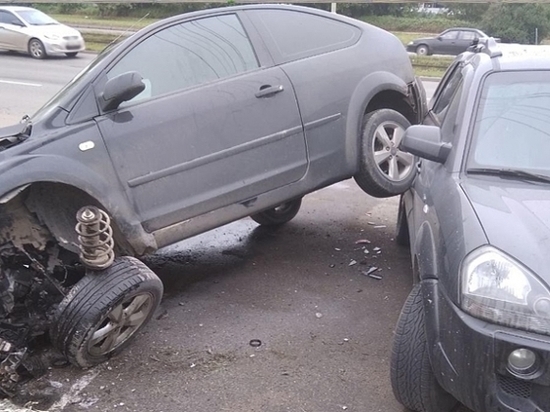 При аварии в Ижевске водитель врезался в 2 автомобиля