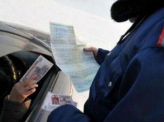 В Чувашии водителю ограничили свободу за попытку подкупить полицейских