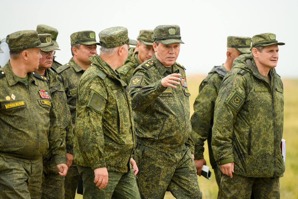 Где сейчас служит. Герасимов Валерий Васильевич учения центр-2019. Шойгу Донгуз 2019. Генерал Валерий Герасимов в Чечне 2000. Герасимов Валерий Васильевич Донгуз.