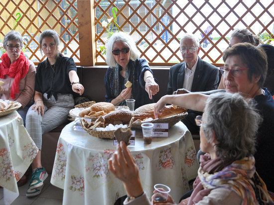 Гости из Франции и Бельгии высоко оценили серпуховский монастырский хлеб