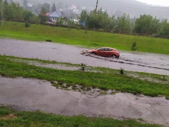 Дождь затопил дорогу в Междуреченске