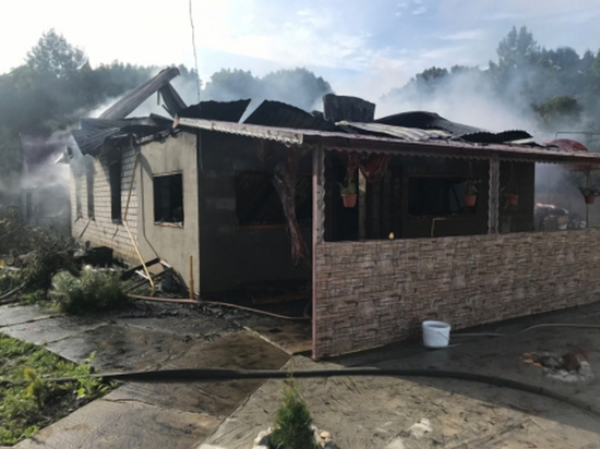 Семья из Смоленского района осталась без жилья после ночного пожара