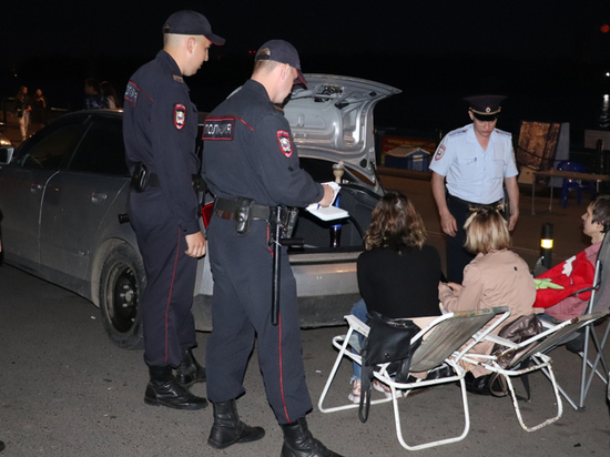 Полицейские наказали отдыхающих на набережной
