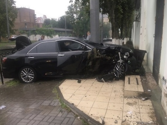 В центе Ростова «Тойота» врезалась в здание СИЗО