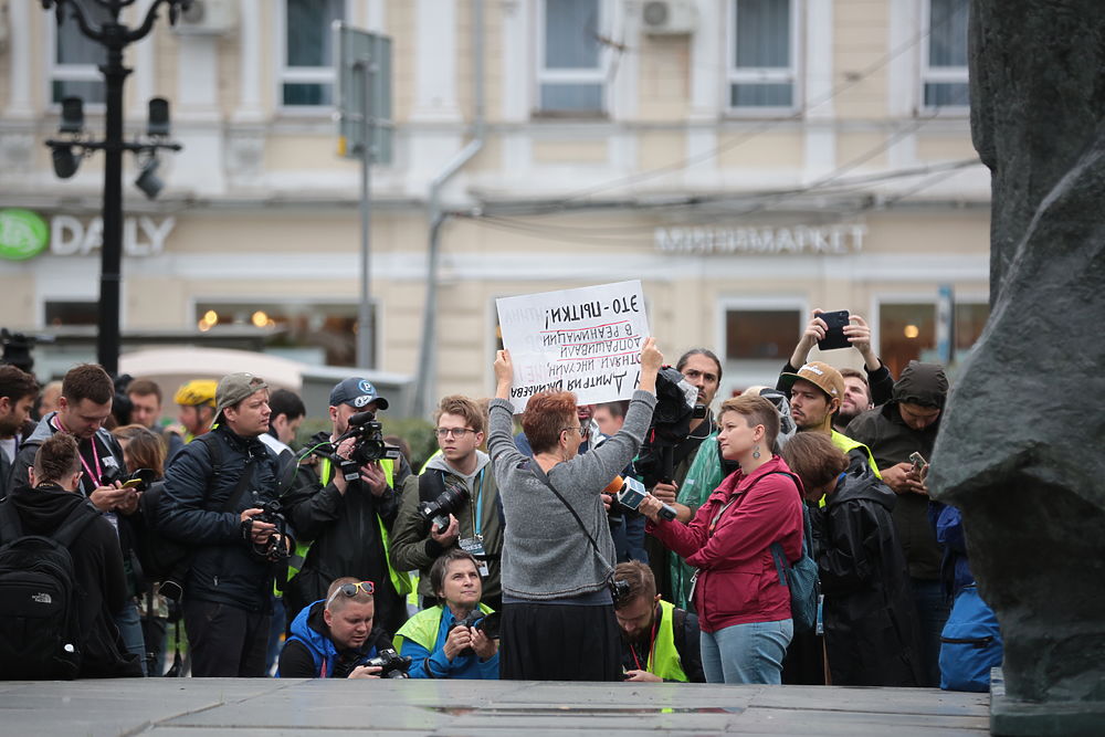 Явлинский, Митрохин и Азар вышли на пикеты: кадры из центра Москвы 
