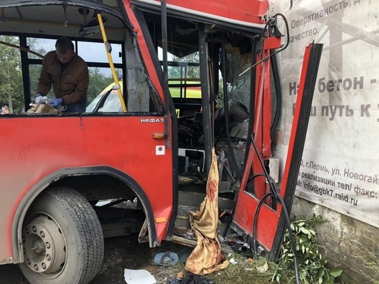 Появились подробности аварии, при  которой автобус врезался в стену