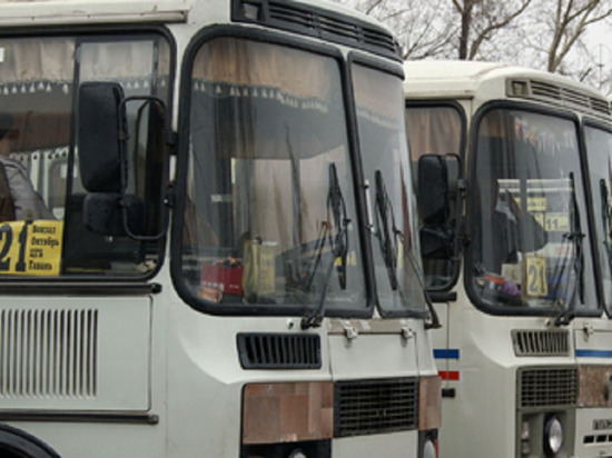 «На паперти стояла?»: кондуктор бийского автобуса отругала пассажирку за десятикопеечные монеты