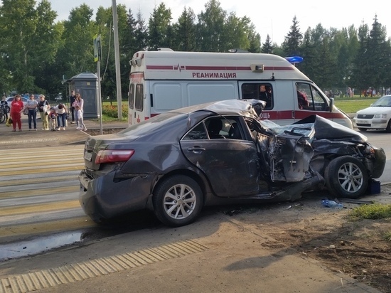 Двое детей пострадали при столкновении с автобусом в Барнауле
