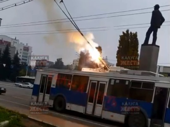 Троллейбус на ходу загорелся в Калуге
