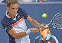 Даниил Медведев в третий раз за месяц выходит в финалы престижных теннисных турниров. Совсем недавно он стал первой ракеткой России, еще чуть-чуть и его можно увидеть на первых ролях в мировом теннисе. На этот раз Медведев обыграл лучшего теннисиста планеты – Новака Джоковича.