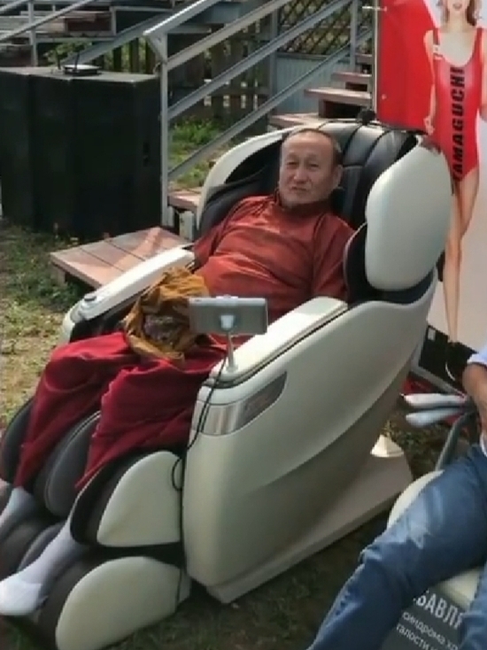 Министр спорта Бурятии запечатлел Хамбо ламу в массажном кресле