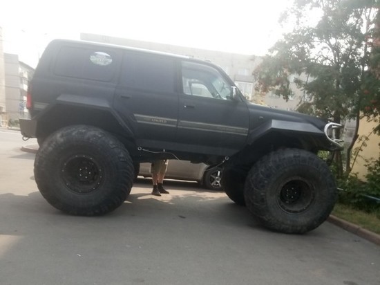 Кемеровчан удивил автомобиль с огромными колёсами