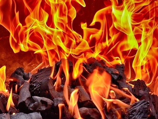 В Бурятии владелец горевшей машины пытался ее потушить и получил ожоги