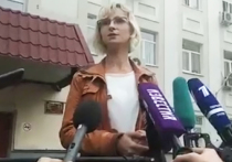 Заседание по делу в отношении Дарьи Сосновской, которую ударил в живот полицейский на митинге, так и не состоялось в Таганском суде