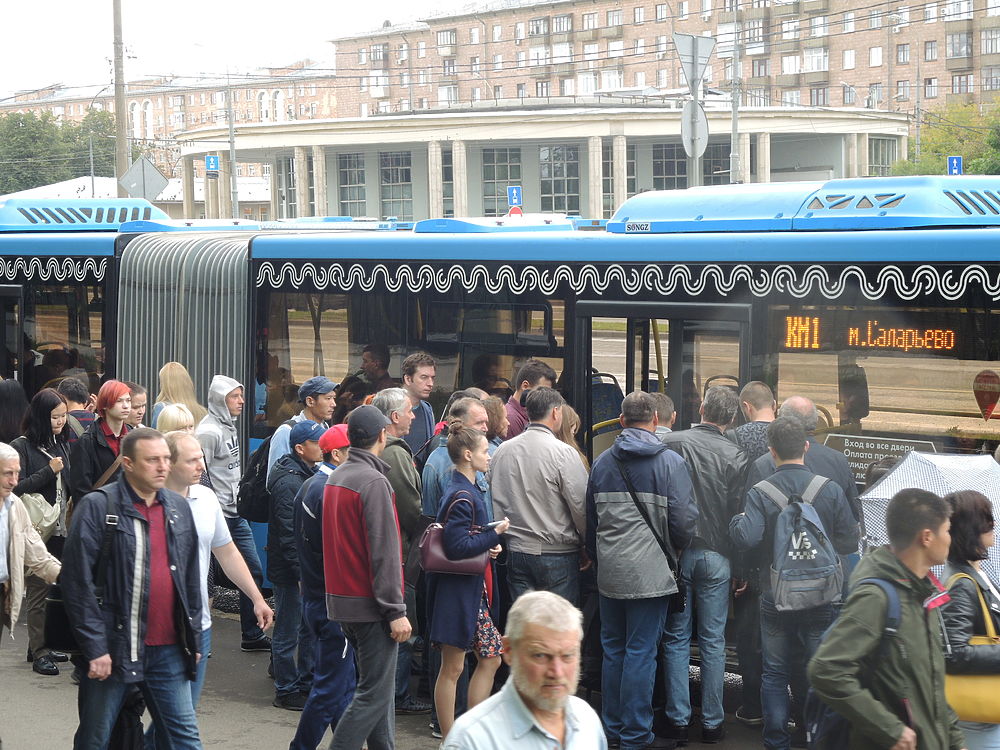 В Москве закрыли часть Сокольнической ветки метро: пассажиры штурмуют автобусы