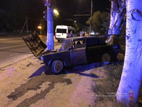 В Волгограде водитель ВАЗа бросил раненую пассажирку в машине