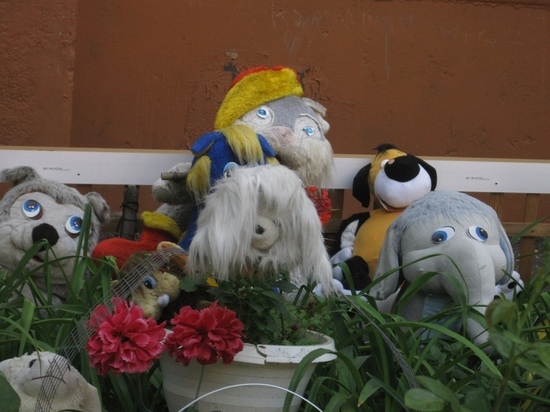 Один из оренбургских дворов украсили мягкими игрушками
