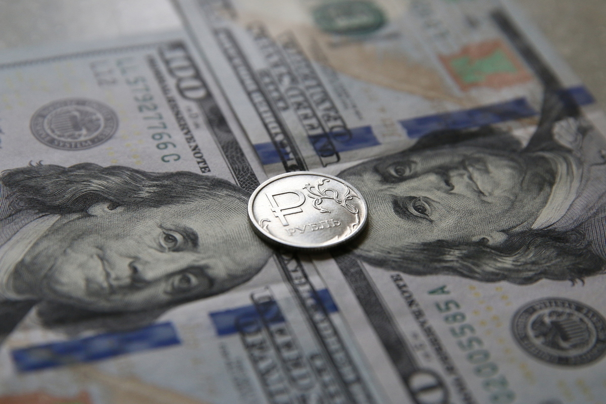 Рубль растет к доллару. Доллары в рубли. Фотография доллара. Доллар упал. Падение рубля.