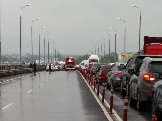 Врачи борются за жизнь двоих пострадавших в ДТП на Солотчинском мосту