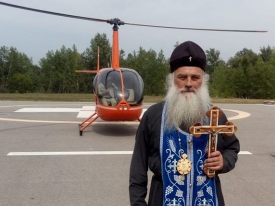 Сибирские пожары с вертолета окропили святой водой