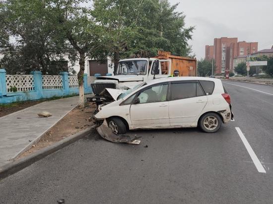 В Улан-Удэ пьяный водитель грузовика помял чужую легковушку