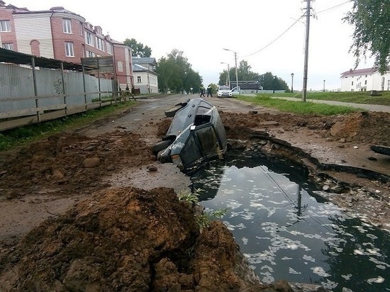 В Угличе автомобиль утонул в яме с канализационными стоками