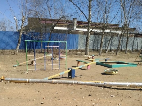 Временную трубу с детской площадки в Чите уберут спустя три года