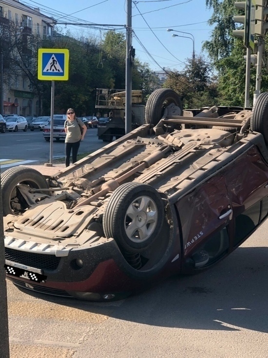 На проспекте Толбухина в Ярославле иномарка перевернулась на крышу