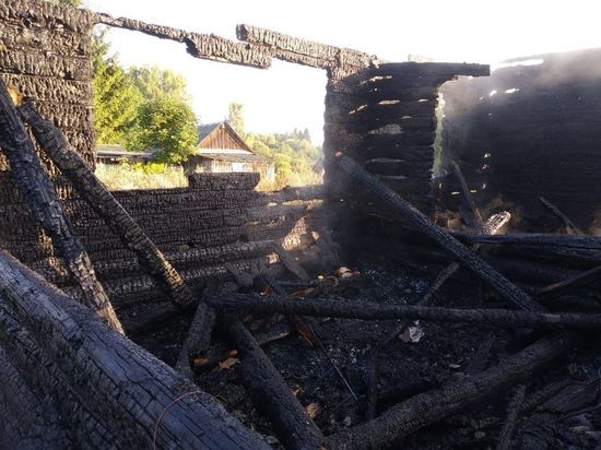 Два человека погибли на пожаре в Новосокольническом районе