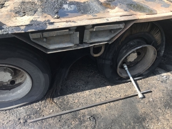 Под Смоленском во время движения у МАЗа с прицепом загорелись колеса