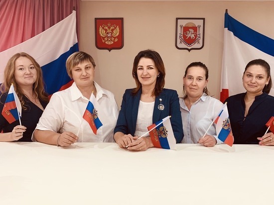 Сотрудники Симферопольского райотдела ЗАГС отметят День флага России