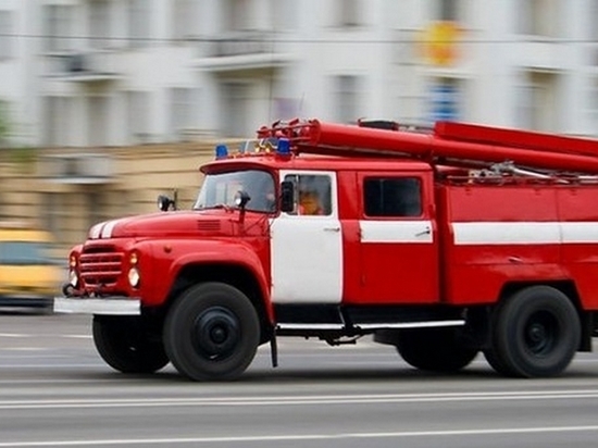 В Хабаровске из-за пожара в квартире эвакуировали подъезд