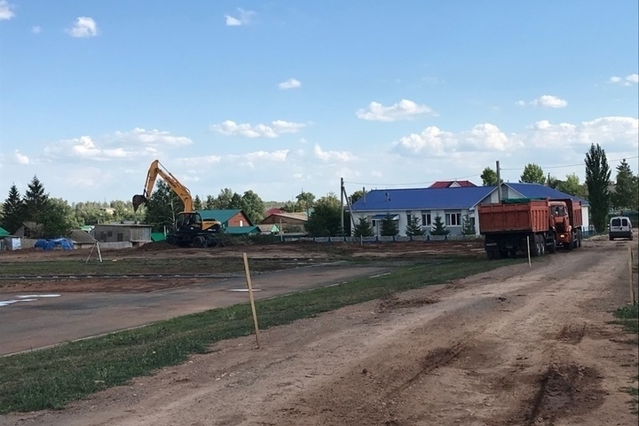 Оренбург александровка. Оренбургская область Александровский район село Александровка. Парк Победы Александровка Оренбургская область. Оренбург район Александровка село Каликино. Парк Победы село Александровка Оренбургской области.